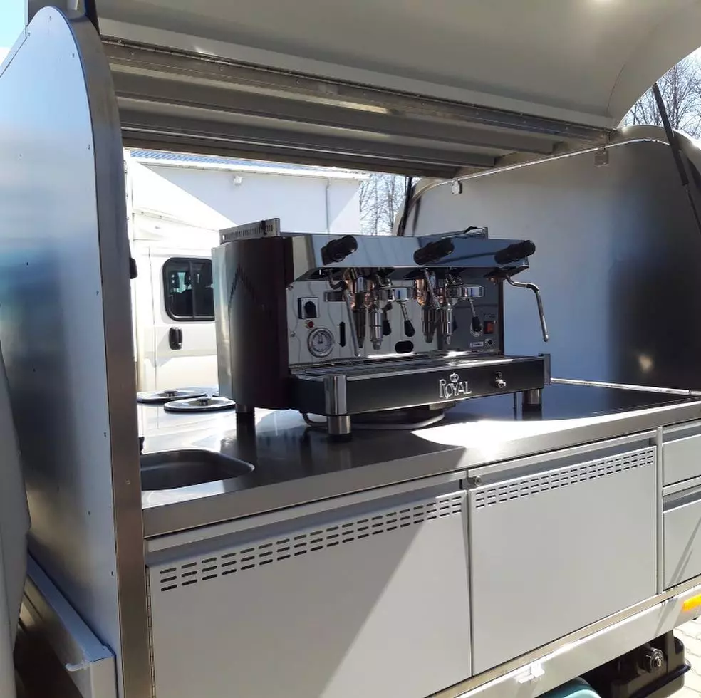 Pojizdná kavárna ve městě. Zdroj: jggastro Pojízdná kavárna/stánek – coffee/food truck Piaggio | Lázeňská káva